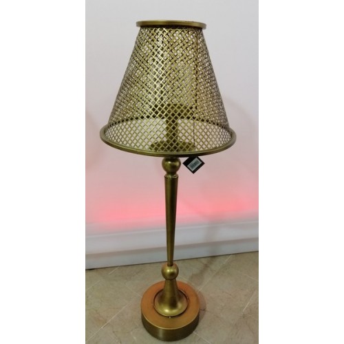 Candeliere abatjour da tavolo mod. Cross dorato con parafiamma in vetro H 80 cm Candeliere abatjour da tavolo mod. Cross dorato con parafiamma in vetro H 80 cm